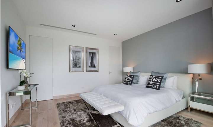 Sophisticated New York-themed bedroom featuring modern decor, premium bedding, and sleek contemporary finishes in Miami.