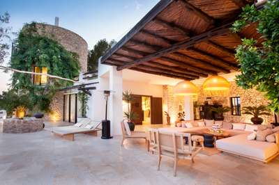 Covered Outdoor Living and Dining Areas