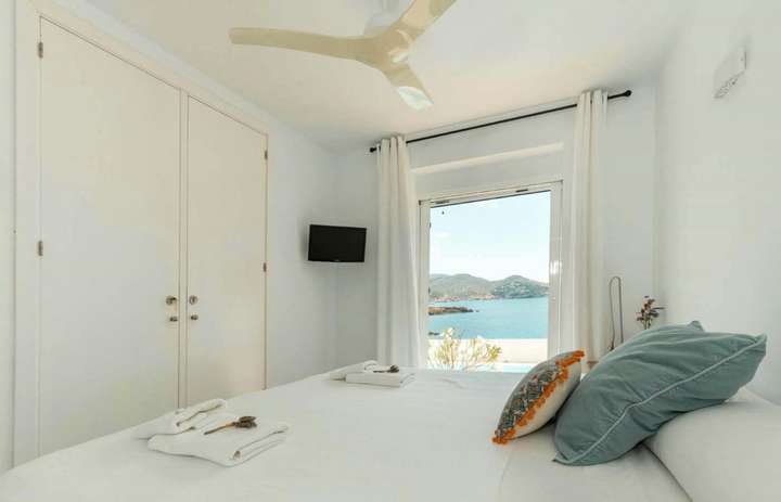 Bedroom 1 - Master Bedroom