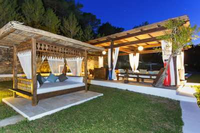 Covered Outdoor Living and Dining Areas