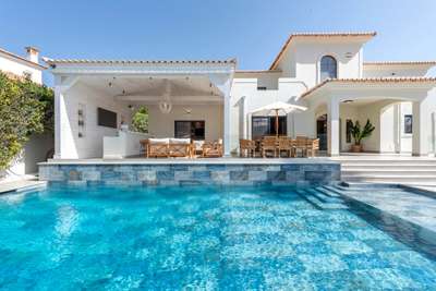 Sparkling private pool and fully equipped outdoor bar at a contemporary luxury villa in Quinta do Lago, Algarve.