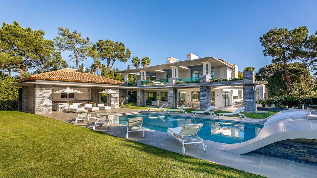 Contemporary Casa Estilo villa in Quinta do Lago featuring a sun-soaked outdoor pool, sleek architecture, and lush gardens.
