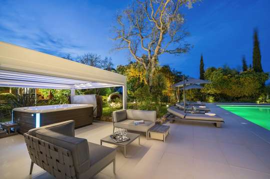 Outdoor Lounge Areas