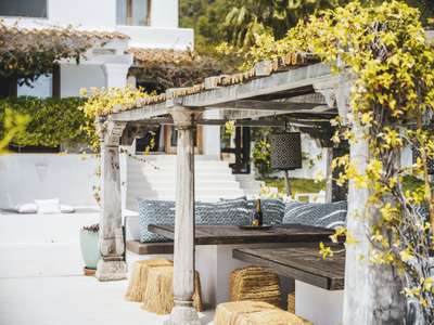 Covered Outdoor Living and Dining Areas