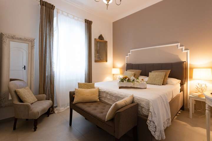 Bedroom 1 - Queen bedroom