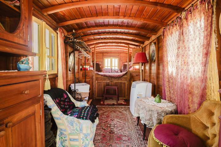 Bedroom 7 - Luxury Gypsy Carriage  (add-on €900/week)
