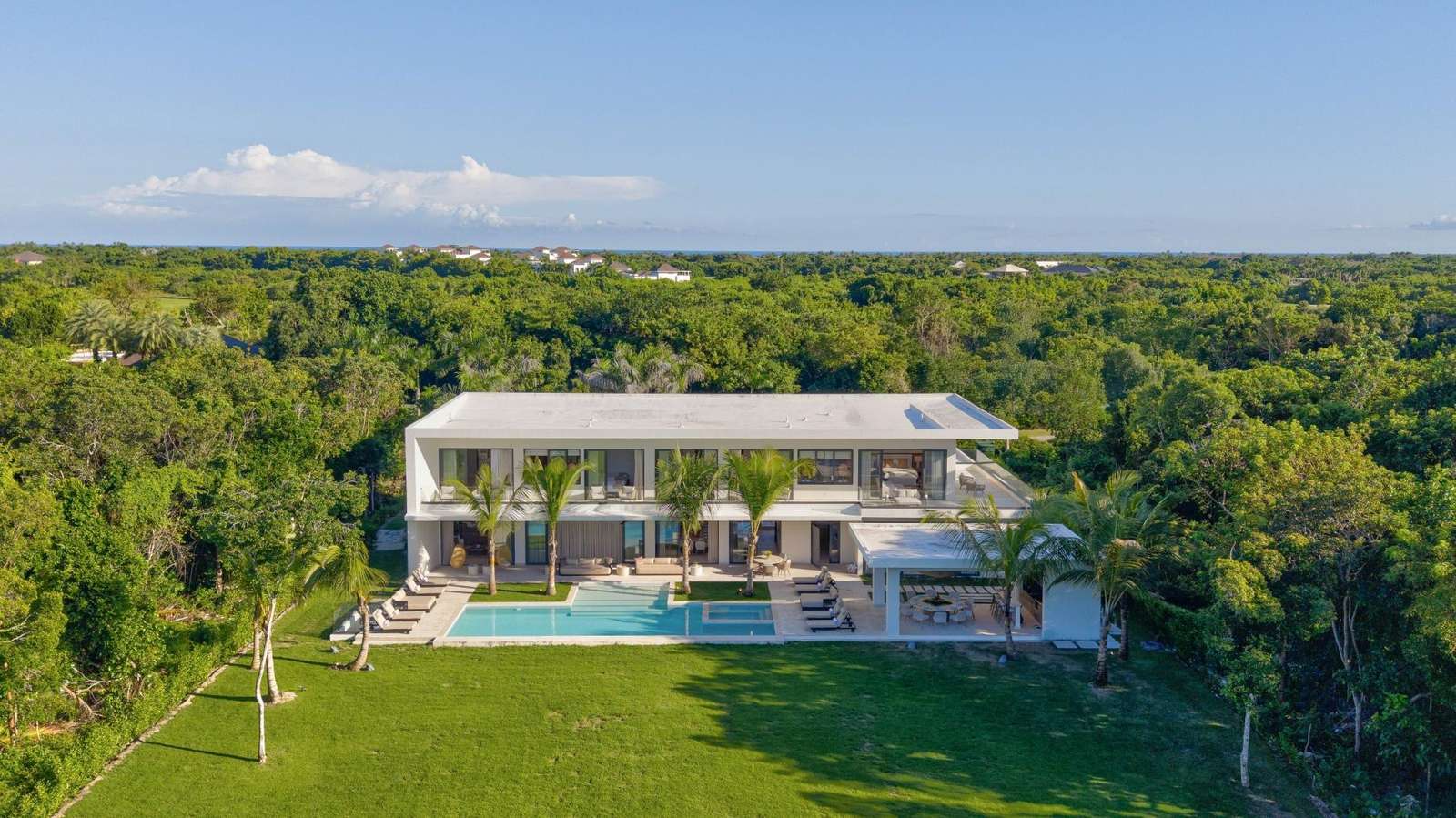 Hacienda A25 , Punta Cana – Aerial view of Hacienda A25, a modern luxury villa in Punta Cana, featuring an infinity pool and lush tropical garden views.