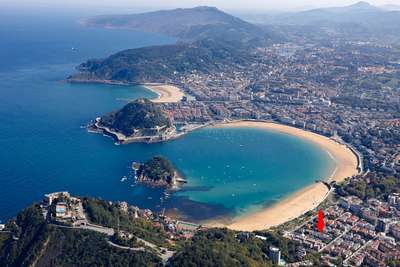 Aerial view of San Sebastian's La Concha Bay, highlighting the luxury villa's prime location near scenic Ondarreta beach.