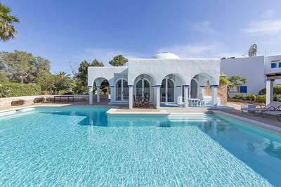 Large Outdoor Swimming Pool