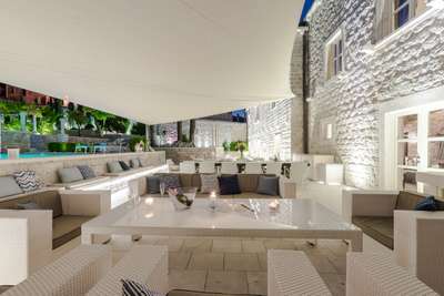Outdoor Lounge Areas