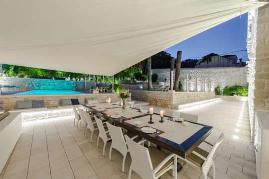 Alfresco Dining