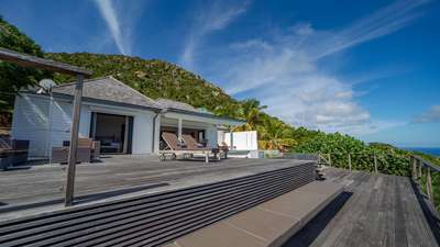 Elegant sun deck at Villa Teddy offering plush loungers, a private infinity pool, and stunning tropical views in Vitet.