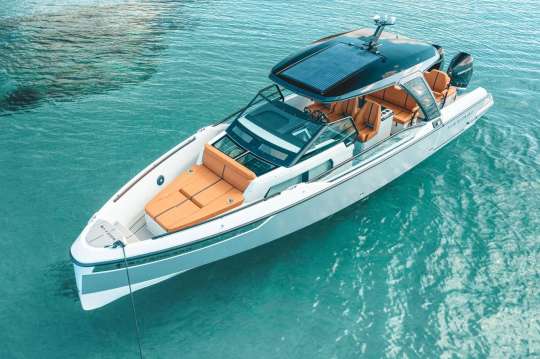 Luxury Boat With Professional Skipper