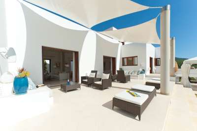 Covered Outdoor Living and Dining Areas