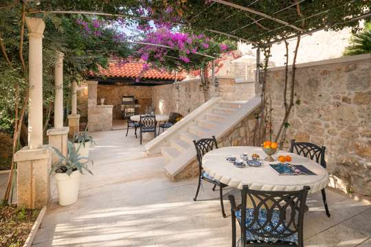 Alfresco Dining