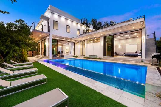 Heated Saltwater Pool