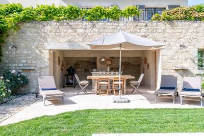 Covered Outdoor Living and Dining Areas