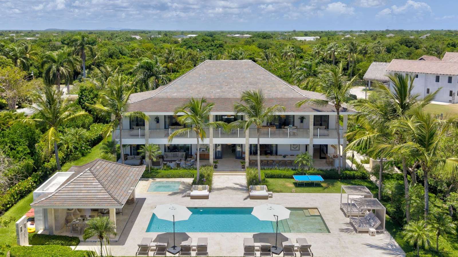 Londali, Punta Cana – Aerial view of Villa Londali in Punta Cana, featuring a large private pool, covered terrace, and lush golf course views.