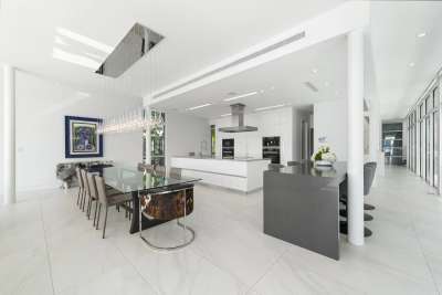Outdoor Bar & Kitchen