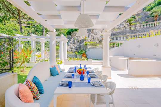 Alfresco Dining