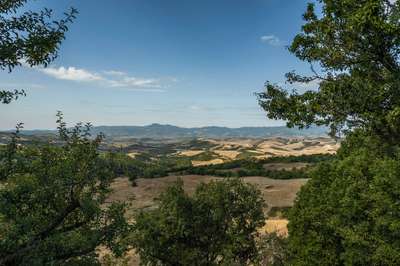 Dramatic panoramas of rolling Tuscan hills from Villa Poderosa, offering a tranquil environment and scenic countryside views.