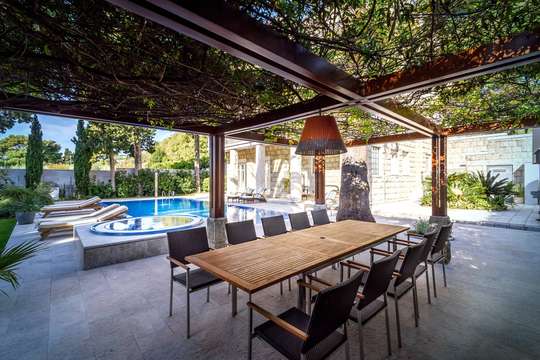 Alfresco Dining
