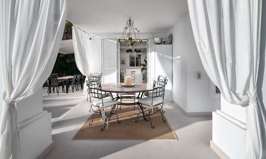 Alfresco Dining