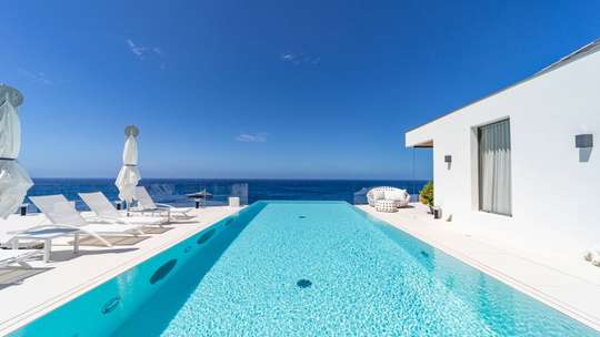 Heated Infinity Pool