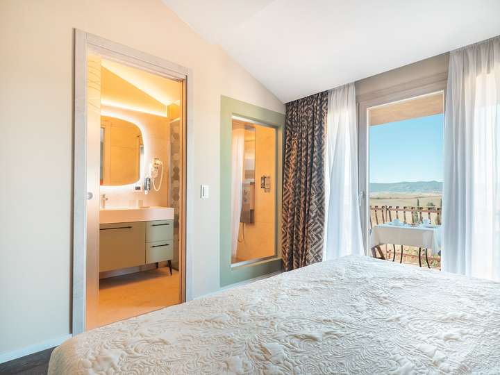 Bedroom 6 - Queen bedroom