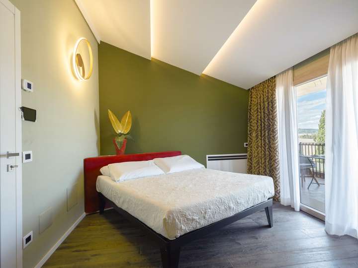 Bedroom 5 - Queen bedroom