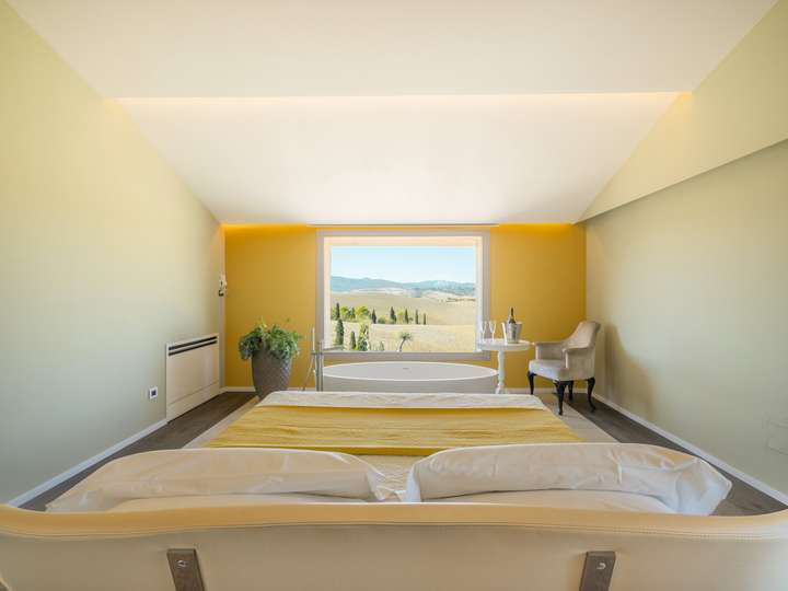 Bedroom 1 - Queen bedroom